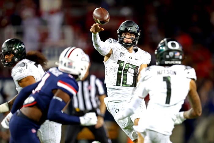 Oregon’s Bo Nix throws a pass vs. Arizona.